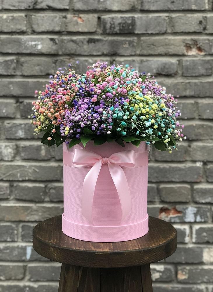 Цветочная композиция из Гипсофила и Розы в шляпной коробке в Теплоозерске