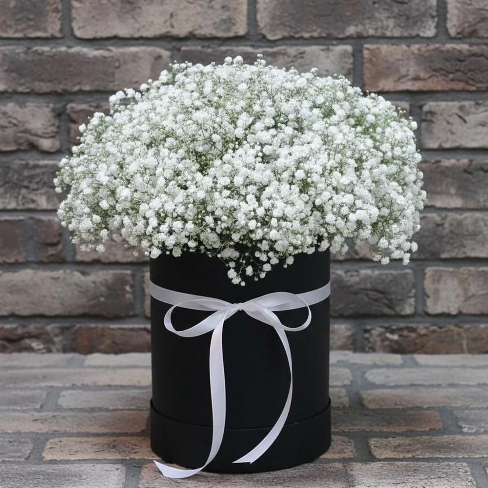 Цветочная композиция из Гипсофила в шляпной коробке в Теплоозерске