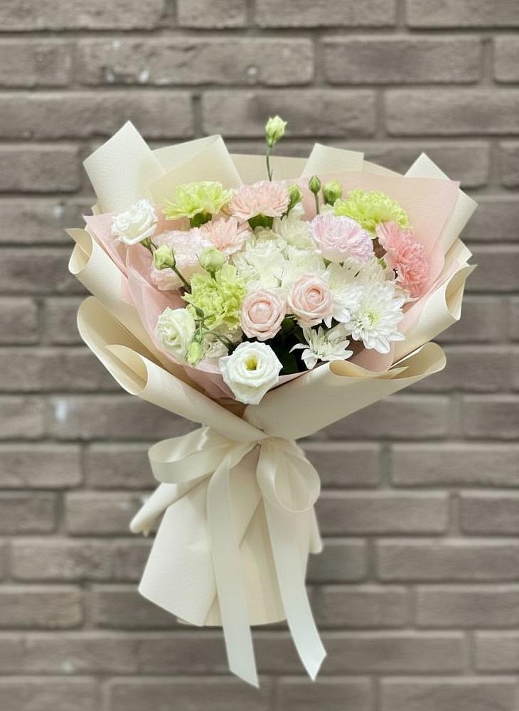 Букет цветов из: Гвоздики, Розы, Лизиантусы и Хризантемы в Теплоозерске