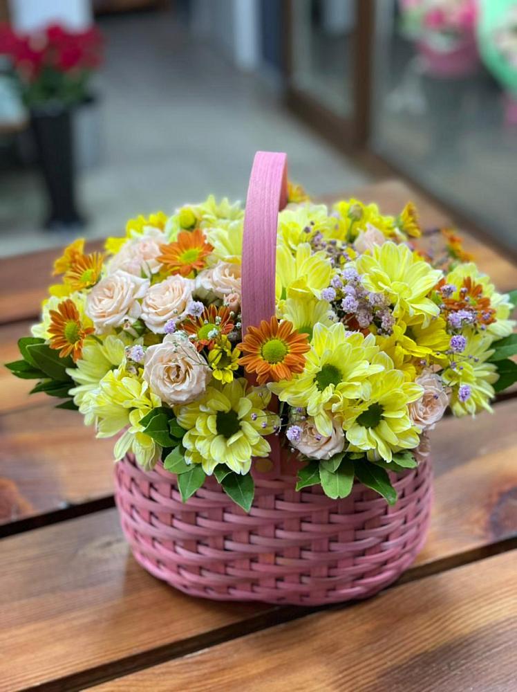 Цветочная композиция из Хризантемы и Розы в корзине в Теплоозерске