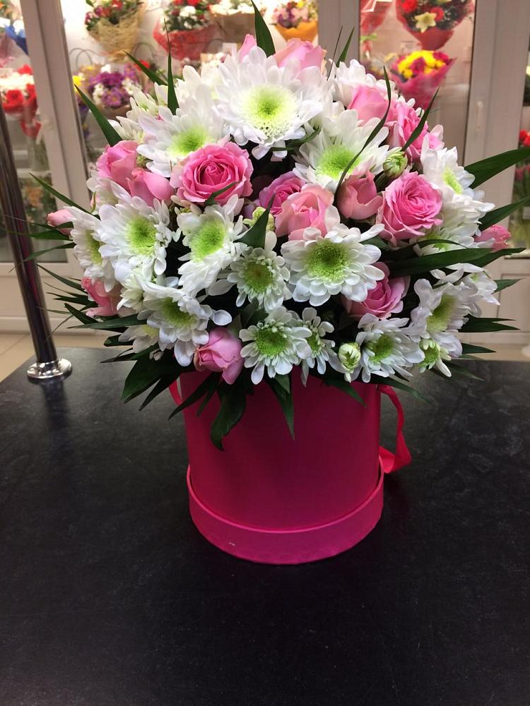 Цветочная композиция из Розы и Хризантемы в шляпной коробке в Теплоозерске