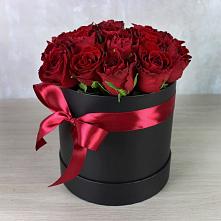 Цветочная композиция из Розы в шляпной коробке в Теплоозерске
