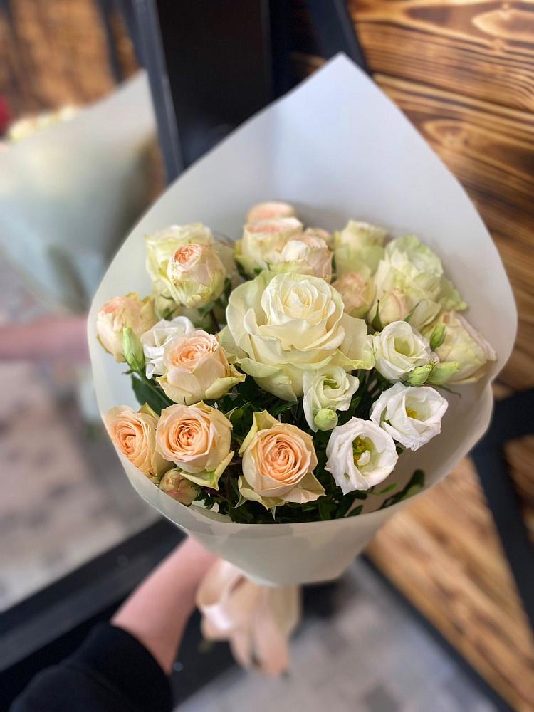 Букет цветов из: Розы и Лизиантусы в Теплоозерске